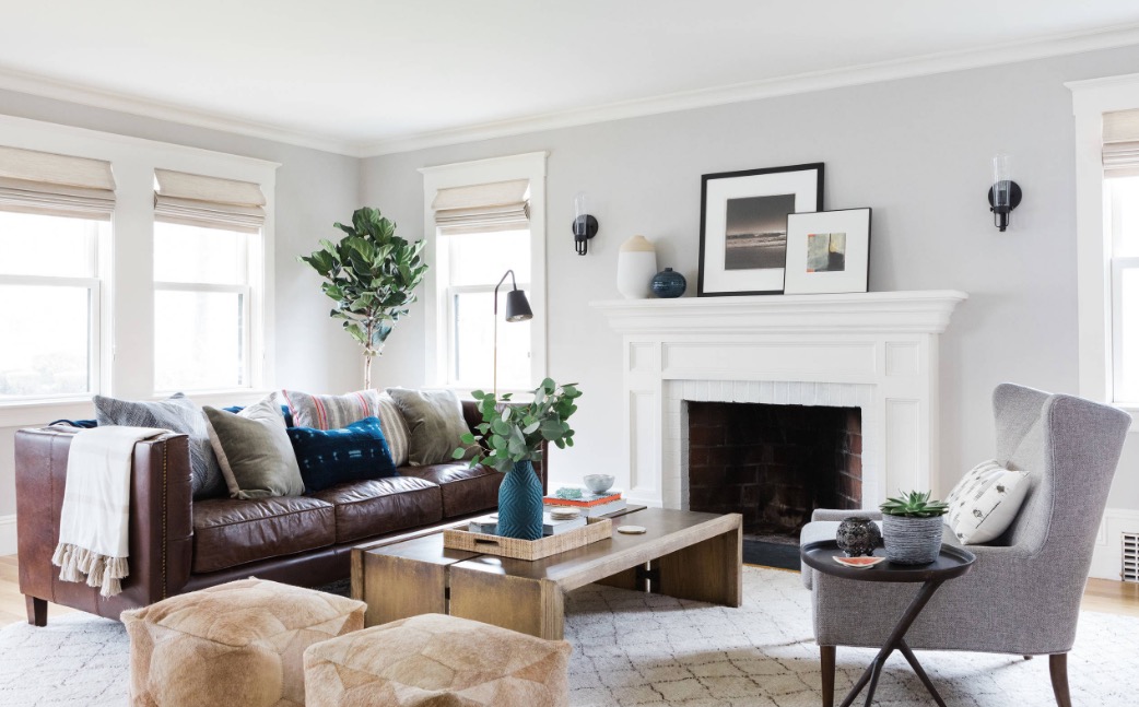 Livingroom with a chimney and leather couch